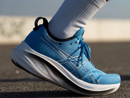 Giày chạy bộ Asics